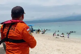 Personel Basarnas di lokasi wisata Pantai Tanjung Karang, Donggala, Selasa (24/3/2026). (©Basarnas Palu)