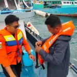 Personel Unit Siaga SAR Ampana menunjukkan cara penggunaan life jacket pad asosialisasi keselamatan berlayar di ampana, Kamis (12/3/2026). (©Basarnas Palu)