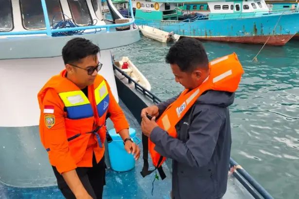 Personel Unit Siaga SAR Ampana menunjukkan cara penggunaan life jacket pad asosialisasi keselamatan berlayar di ampana, Kamis (12/3/2026). (©Basarnas Palu)