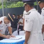 Kakanwil Ditjenpas Sulteng Bagus Kurniawan meneken berita acara pelantikan 3 pejabat struktural di lingkup Kawil Ditjenpas Sulteng, Selasa (10/3/2026). (©Humas Ditjenpas Sulteng)