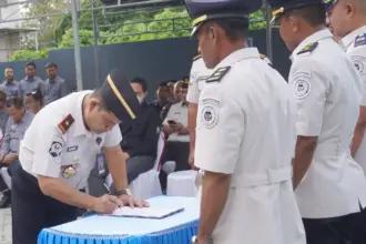 Kakanwil Ditjenpas Sulteng Bagus Kurniawan meneken berita acara pelantikan 3 pejabat struktural di lingkup Kawil Ditjenpas Sulteng, Selasa (10/3/2026). (©Humas Ditjenpas Sulteng)