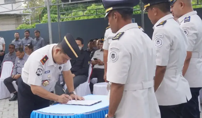 Kakanwil Ditjenpas Sulteng Bagus Kurniawan meneken berita acara pelantikan 3 pejabat struktural di lingkup Kawil Ditjenpas Sulteng, Selasa (10/3/2026). (©Humas Ditjenpas Sulteng)