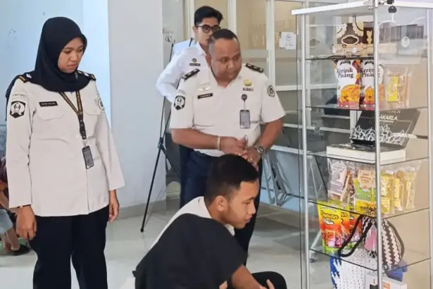 Sejumlah produk WBP kini terpajang di lounge Kator Imigrasi palu, Selaa (31/3/2026). (©Ditjenpas Sulteng)