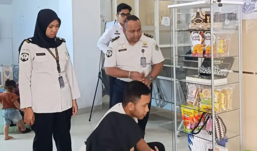 Sejumlah produk WBP kini terpajang di lounge Kator Imigrasi palu, Selaa (31/3/2026). (©Ditjenpas Sulteng)