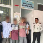 Kakanwil Ditjenpas Sulteng, Bagus Kurniawan (kiri) berdialog dengan sejumlah warga binaan pada kunjungan di UPOT Pemasyarakatan, Kamis (19/3/2026). (©Humas Ditjenpas Sulteng)