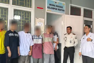 Kakanwil Ditjenpas Sulteng, Bagus Kurniawan (kiri) berdialog dengan sejumlah warga binaan pada kunjungan di UPOT Pemasyarakatan, Kamis (19/3/2026). (©Humas Ditjenpas Sulteng)