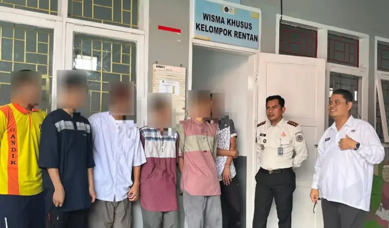 Kakanwil Ditjenpas Sulteng, Bagus Kurniawan (kiri) berdialog dengan sejumlah warga binaan pada kunjungan di UPOT Pemasyarakatan, Kamis (19/3/2026). (©Humas Ditjenpas Sulteng)