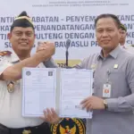 Kakanwil Ditjenpas Sulteng Bagus Kurniawan (kiri) dan Kakanwil Kemenkum Sulteng Rakhmat Renaldy usai meneken naskah kerjasama, Selasa (10/3/2026). (©Humas Ditjenpas Sulteng)