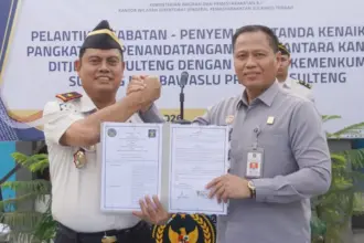 Kakanwil Ditjenpas Sulteng Bagus Kurniawan (kiri) dan Kakanwil Kemenkum Sulteng Rakhmat Renaldy usai meneken naskah kerjasama, Selasa (10/3/2026). (©Humas Ditjenpas Sulteng)