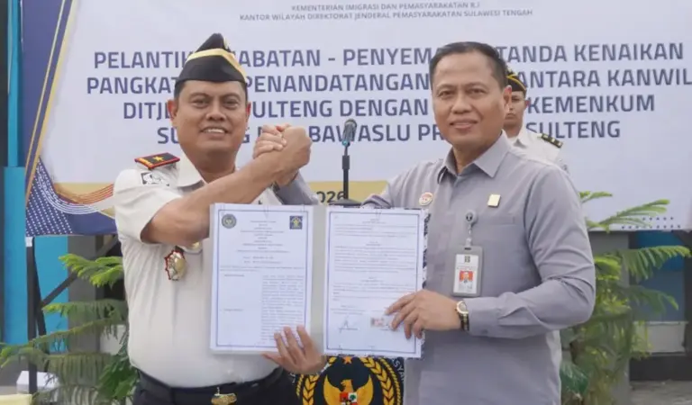 Kakanwil Ditjenpas Sulteng Bagus Kurniawan (kiri) dan Kakanwil Kemenkum Sulteng Rakhmat Renaldy usai meneken naskah kerjasama, Selasa (10/3/2026). (©Humas Ditjenpas Sulteng)
