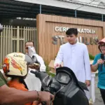 Pastor dan jemaat turun langsung membagikan takjil buka puasa di depan Gereja Kati=olik St Paulus, Jalan Patiimura Palu, Sabtu (7/3/2026). (©bmzIMAGES/Basri Marzuki)