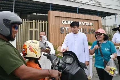 Pastor dan jemaat turun langsung membagikan takjil buka puasa di depan Gereja Kati=olik St Paulus, Jalan Patiimura Palu, Sabtu (7/3/2026). (©bmzIMAGES/Basri Marzuki)