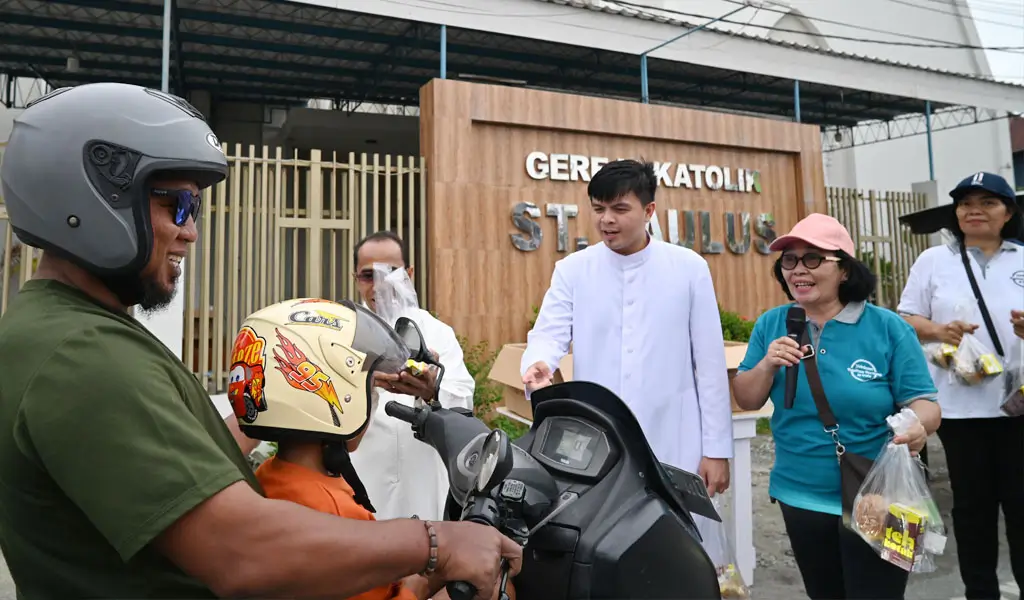 Pastor dan jemaat turun langsung membagikan takjil buka puasa di depan Gereja Kati=olik St Paulus, Jalan Patiimura Palu, Sabtu (7/3/2026). (©bmzIMAGES/Basri Marzuki)