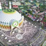 Foto udara umat Islam memadati masjid Baitul Khairaat pada shalat Idul Fitri 1447 H di Palu, Sabtu (21/3/2026). (©bmzIMAGES/Basri Marzuki)