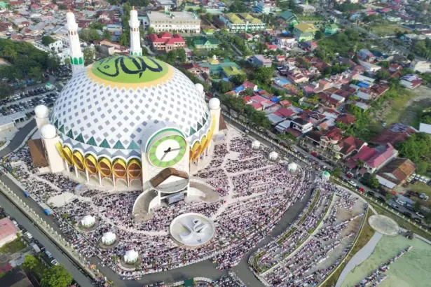 Foto udara umat Islam memadati masjid Baitul Khairaat pada shalat Idul Fitri 1447 H di Palu, Sabtu (21/3/2026). (©bmzIMAGES/Basri Marzuki)