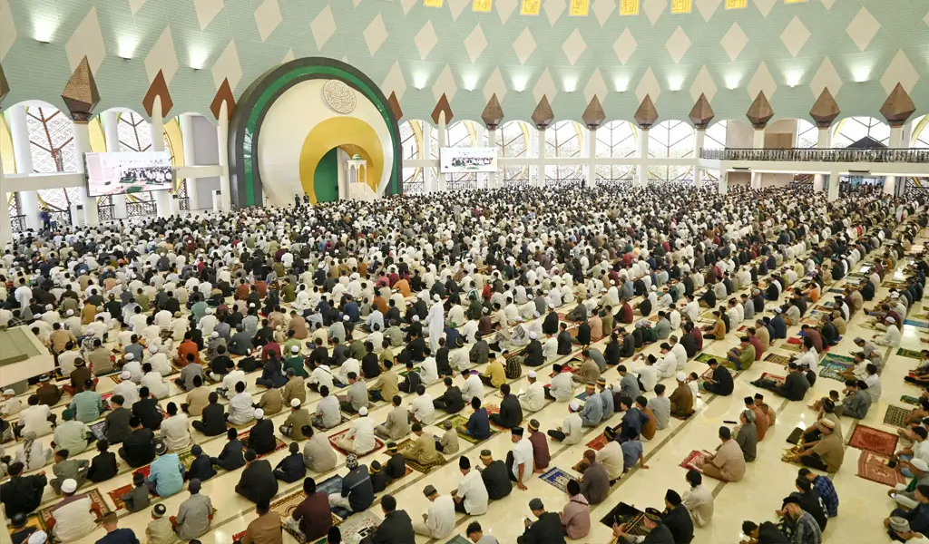 Umat Islam bersiap melaksanakan shalat Idul Fitri di Masjid Baitul Khairaat Palu, Sabtu (21/3/2026). (©bmzIMAGES/Basri Marzuki)