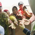 Ilustrasi-Sejumlah warga berdesakan untuk mengambil kupon pad aGerakan pangan Murah di Palu, Selasa (5/2/2024). (©bmzIMAGES/Basri Marzuki)