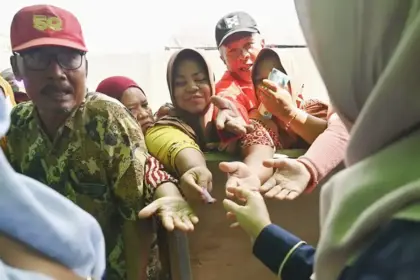 Ilustrasi-Sejumlah warga berdesakan untuk mengambil kupon pad aGerakan pangan Murah di Palu, Selasa (5/2/2024). (©bmzIMAGES/Basri Marzuki)