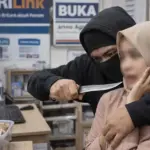 Ilustrasi perampokan di konter BRIlink. (©AI Generative)