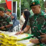 Pangdam XXIII/Palaka Wira Mayjen TNI J. Binsar Parluhutan Sianipar meninjau stan penjualan beras SPHP usai membuka Bazar Ramadan di Lapangan Makodam XXIII/Palaka Wira, Palu, Jumat (13/3/2026). (©Pendam 23/PW)