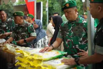 Pangdam XXIII/Palaka Wira Mayjen TNI J. Binsar Parluhutan Sianipar meninjau stan penjualan beras SPHP usai membuka Bazar Ramadan di Lapangan Makodam XXIII/Palaka Wira, Palu, Jumat (13/3/2026). (©Pendam 23/PW)