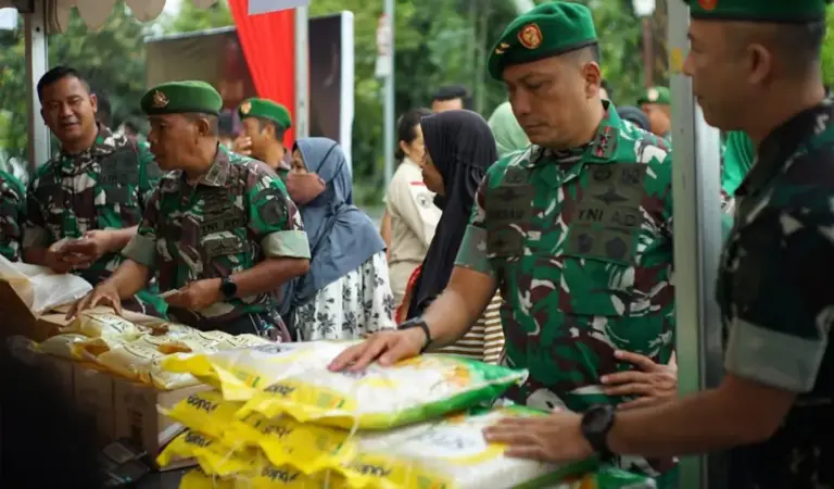 Pangdam XXIII/Palaka Wira Mayjen TNI J. Binsar Parluhutan Sianipar meninjau stan penjualan beras SPHP usai membuka Bazar Ramadan di Lapangan Makodam XXIII/Palaka Wira, Palu, Jumat (13/3/2026). (©Pendam 23/PW)