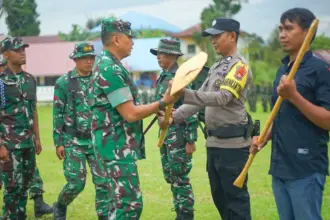 Pangdam XXIII/Palaka Wira, Mayjen TNI J. Binsar Parluhutan Sianipar pad apenutupan TMMD ke-127 di Polewali Mandar, Rabu (11/3/2026). (©Pendam23/PW)