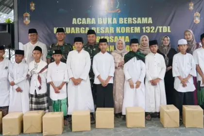 Danrem 132 Tadulako Brigjen TNI Deny GUnawan bersama sejumlah anak panti asuhan ada buka puasa bersama di Palu, Jumat (6/3/2026). (©Penrem 132/Tdl)