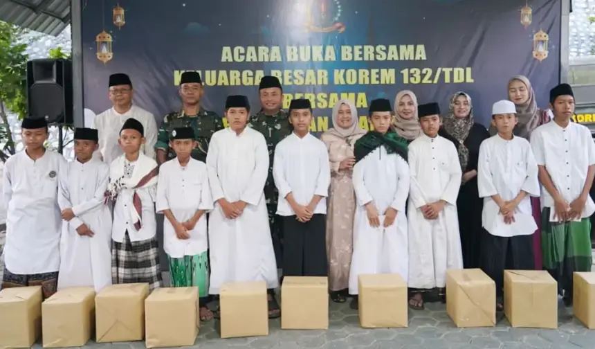 Danrem 132 Tadulako Brigjen TNI Deny GUnawan bersama sejumlah anak panti asuhan ada buka puasa bersama di Palu, Jumat (6/3/2026). (©Penrem 132/Tdl)