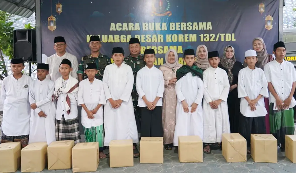 Danrem 132 Tadulako Brigjen TNI Deny GUnawan bersama sejumlah anak panti asuhan ada buka puasa bersama di Palu, Jumat (6/3/2026). (©Penrem 132/Tdl)
