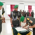 Pangdam XXIII/Palaka Wira Mayjen TNI Jonathan Binsar Parluhutan Sianipar memimpin sertijab Danrem 132/Tadulako dari Brigjen Deni Gunawan ke Bi=rigjen Suntara Wisnu Budi Hidayanta di Aula Manggala Sakti, Selasa (31/3/2026). (©Penrem 132/Tdl)