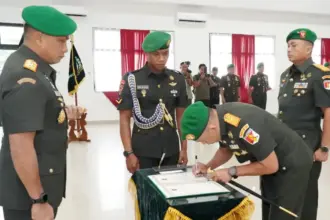 Pangdam XXIII/Palaka Wira Mayjen TNI Jonathan Binsar Parluhutan Sianipar memimpin sertijab Danrem 132/Tadulako dari Brigjen Deni Gunawan ke Bi=rigjen Suntara Wisnu Budi Hidayanta di Aula Manggala Sakti, Selasa (31/3/2026). (©Penrem 132/Tdl)