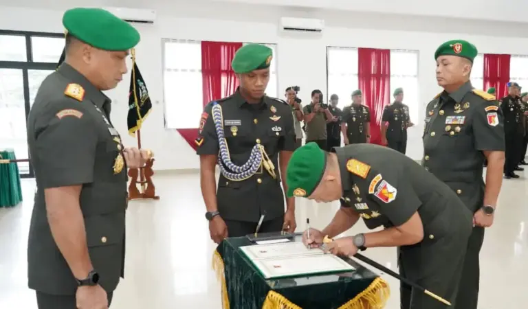 Pangdam XXIII/Palaka Wira Mayjen TNI Jonathan Binsar Parluhutan Sianipar memimpin sertijab Danrem 132/Tadulako dari Brigjen Deni Gunawan ke Bi=rigjen Suntara Wisnu Budi Hidayanta di Aula Manggala Sakti, Selasa (31/3/2026). (©Penrem 132/Tdl)