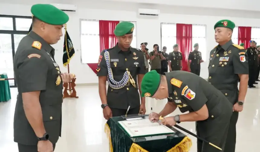 Pangdam XXIII/Palaka Wira Mayjen TNI Jonathan Binsar Parluhutan Sianipar memimpin sertijab Danrem 132/Tadulako dari Brigjen Deni Gunawan ke Bi=rigjen Suntara Wisnu Budi Hidayanta di Aula Manggala Sakti, Selasa (31/3/2026). (©Penrem 132/Tdl)
