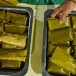 Warga mengambil Burasa untuk disantap pada Lebaran Burasa di Masjid At-Tauhid, Kayumalue Ngapa, Palu, Sulawesi Tengah, Sabtu (28/3/2026). (©bmzIMAGES/Basri Marzuki)