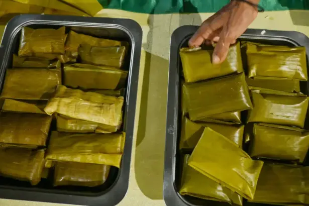 Warga mengambil Burasa untuk disantap pada Lebaran Burasa di Masjid At-Tauhid, Kayumalue Ngapa, Palu, Sulawesi Tengah, Sabtu (28/3/2026). (©bmzIMAGES/Basri Marzuki)