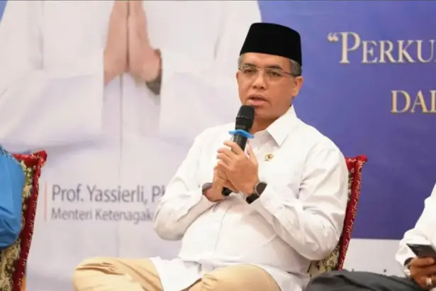 Menaker Yassierli pada halal bihalal di Kemnaker, Jakarta, Senin (30/3/2026). (©Kemnaker)