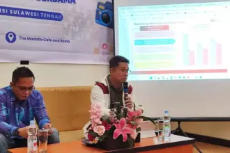 Kepala OJK Sulteng, Bonny Hardi Putra pada rilis kinerja dan buka puasa bersama di Palu, Jumat (13/3/2026). (©beritapalu.id/bmz)