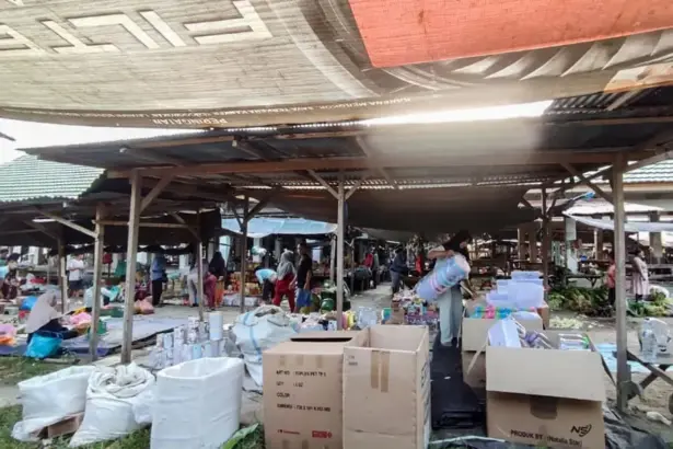 Pedagang menyiapkan dagangannya di Pasar Tradisional Dolo, Sigi, Selasa (24/3/2026). (©bmzIMAGES/Basri Marzuki)