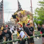 Sejumlah pemuda Hindu mengarak ogoh-ogoh di depan Pura Agung Wanakertha Jagatnatha Palu, Rabu (18/3/2026). (©bmzIMAGES/Basri Marzuki)