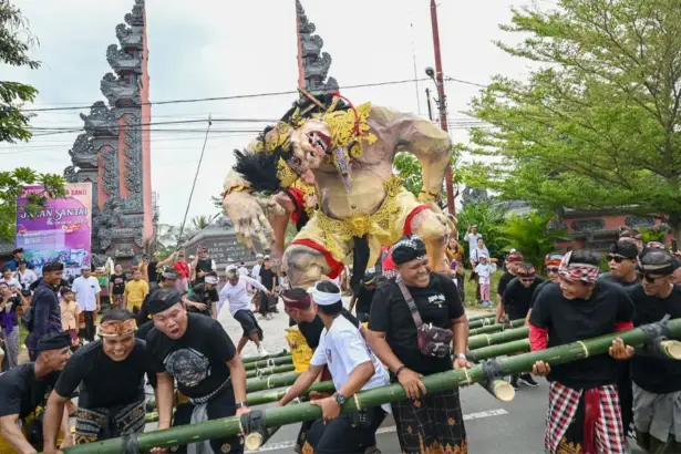 Sejumlah pemuda Hindu mengarak ogoh-ogoh di depan Pura Agung Wanakertha Jagatnatha Palu, Rabu (18/3/2026). (©bmzIMAGES/Basri Marzuki)