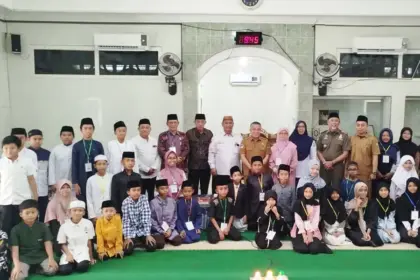 Wali Kota Palu bersama para peserta usai membuka Audisi Tilawah Qur'an di Palu, Senin (2/3/2026). (©Prokopim Setda Kota Palu/Imron)