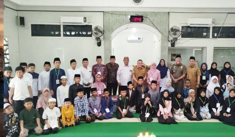 Wali Kota Palu bersama para peserta usai membuka Audisi Tilawah Qur'an di Palu, Senin (2/3/2026). (©Prokopim Setda Kota Palu/Imron)