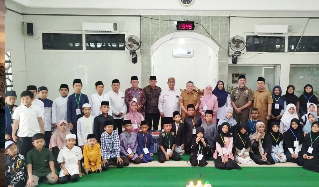 Wali Kota Palu bersama para peserta usai membuka Audisi Tilawah Qur'an di Palu, Senin (2/3/2026). (©Prokopim Setda Kota Palu/Imron)