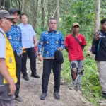 Wali Kota Hadianto saat meninjau lokasi banjir di Watusampu, Rabu (4/3/2026). (©Prokopim Setda Kota Palu/Jufri)