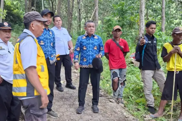 Wali Kota Hadianto saat meninjau lokasi banjir di Watusampu, Rabu (4/3/2026). (©Prokopim Setda Kota Palu/Jufri)