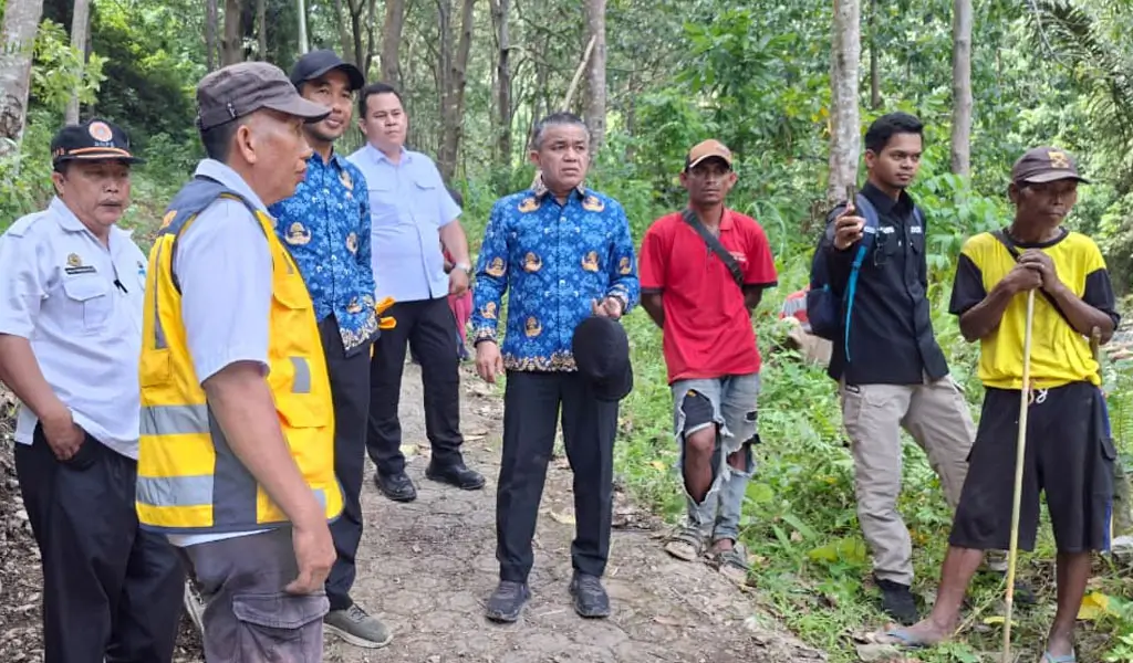 Wali Kota Hadianto saat meninjau lokasi banjir di Watusampu, Rabu (4/3/2026). (©Prokopim Setda Kota Palu/Jufri)