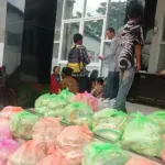Sejumlah paket bantuan sembako yang disalurkan ke kroban banjir di Kelurahan Tipo, Palu, Kamis (5/3/2026). (©Satgas Pangan Kota Palu)