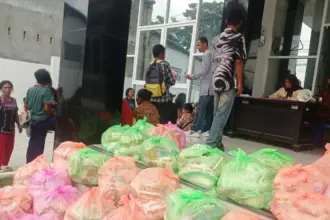 Sejumlah paket bantuan sembako yang disalurkan ke kroban banjir di Kelurahan Tipo, Palu, Kamis (5/3/2026). (©Satgas Pangan Kota Palu)