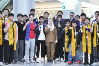 Wawali Imelda bersana pada pebasket Skyflash di bandara Mutiara Sis Aljufri Palu, Selasa (31/3/2026). (©Prokopim Setda Kota Palu)